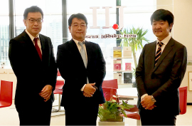 A discussion took place between LRQA Sustainability K.K. Representative Director, Hidemi Tomita (right), IIJ Senior Managing Director and CFO, Akihisa Watai (center), and IIJ Managing Director and Division Director of Corporate Planning Division, Naoshi Yoneyama (left)