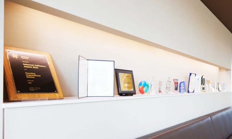 受賞盾やトロフィーを展示