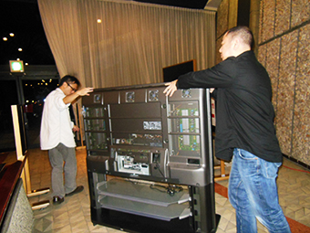写真:配信機材を搬入
