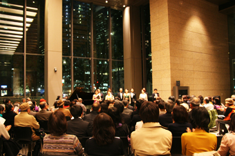 18:38 銀行のロビーに美しい歌声が響きます。