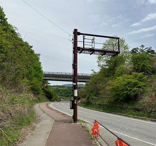 大橋の入口付近に設置したAIカメラや人感センサー付きライトなどの一連のシステム